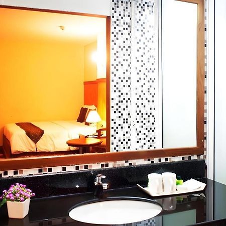 Nh Elegant Hotel Sakon Nakhon Exterior foto