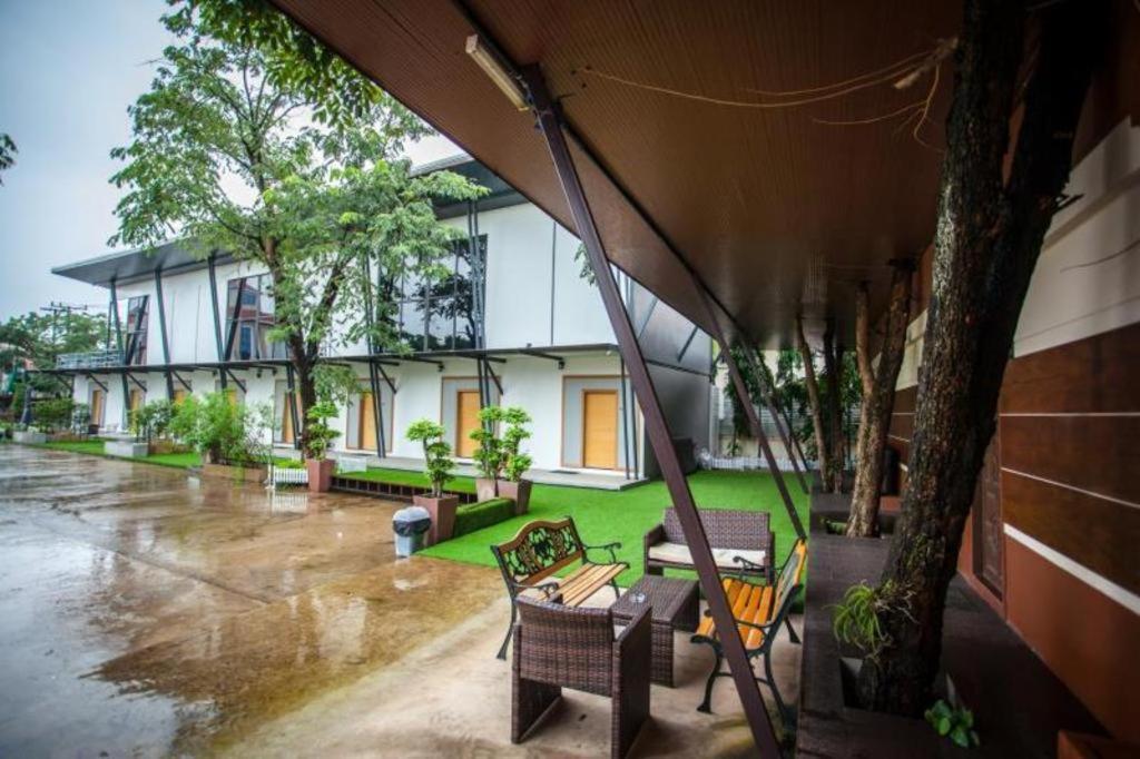 Nh Elegant Hotel Sakon Nakhon Exterior foto
