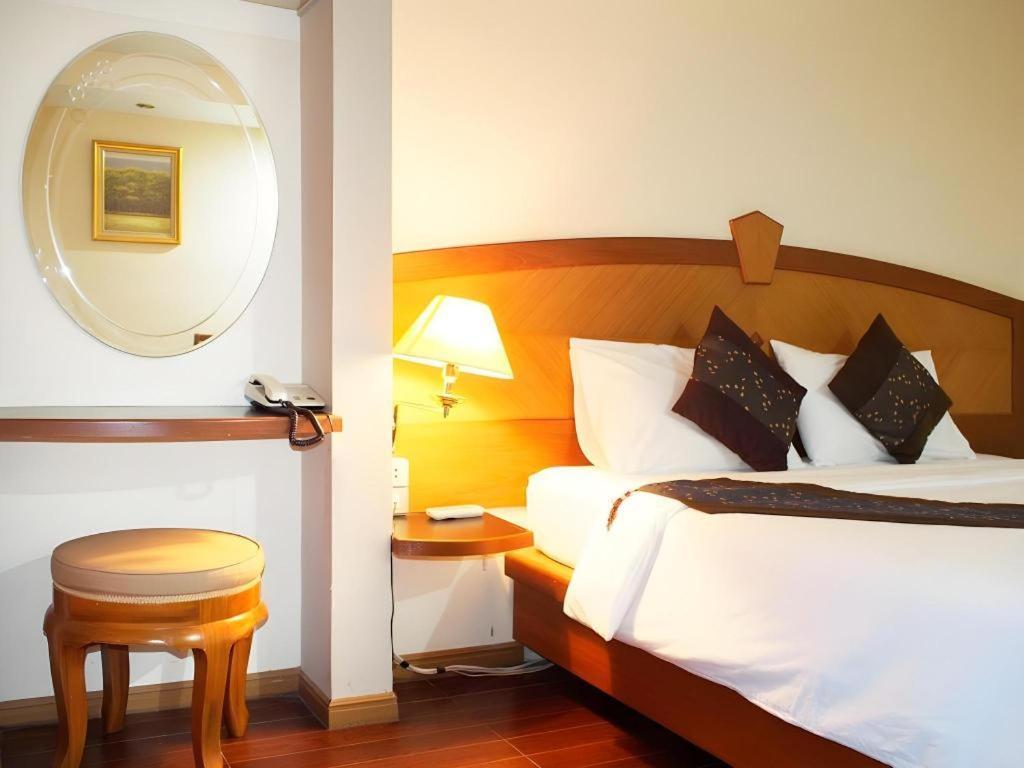 Nh Elegant Hotel Sakon Nakhon Exterior foto